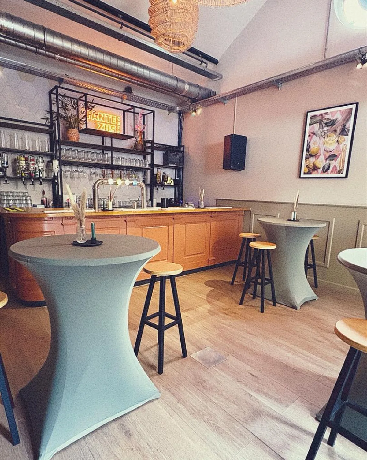 De zaal van Café Tante Zus, klaar voor een feest